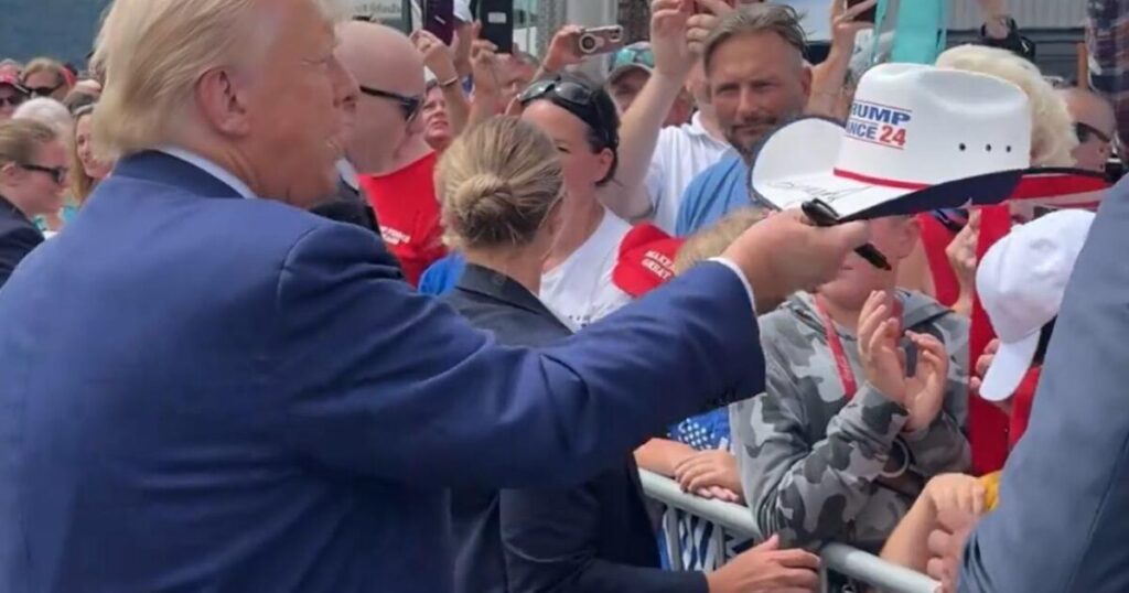 “Thank You For Being the People’s President!” – President Trump Greeted by Supporters in Pennsylvania (VIDEO)