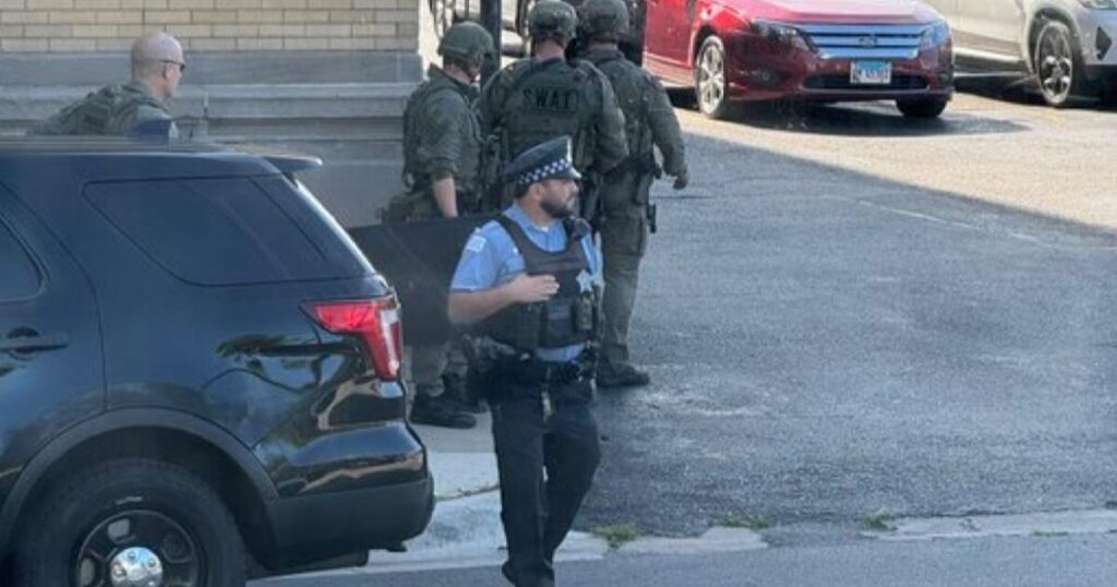 DEVELOPING: Heavy Police and SWAT Response to Gunman Barricaded in Store Near DNC Convention in Chicago