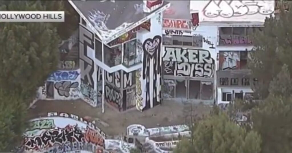 KAMALA’S AMERICA: Violent Squatters Take Over Massive Mansion in Wealthy Los Angeles Neighborhood and Turn it into a Total Dump While Attacking Neighbors (VIDEO)