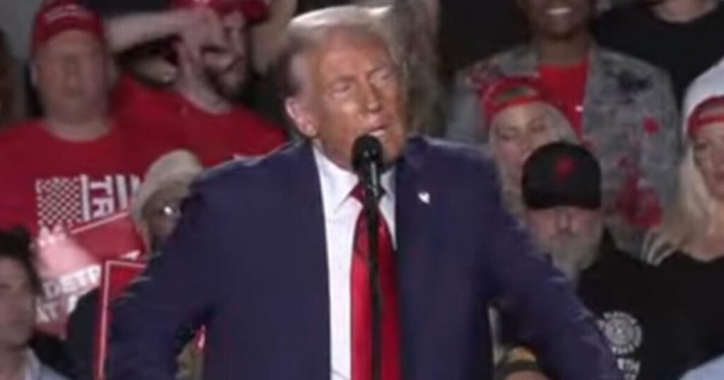 WATCH LIVE: President Trump Holds Rally in Detroit, Michigan – Trump Is Back After Microphone OUT For 15 Minutes!