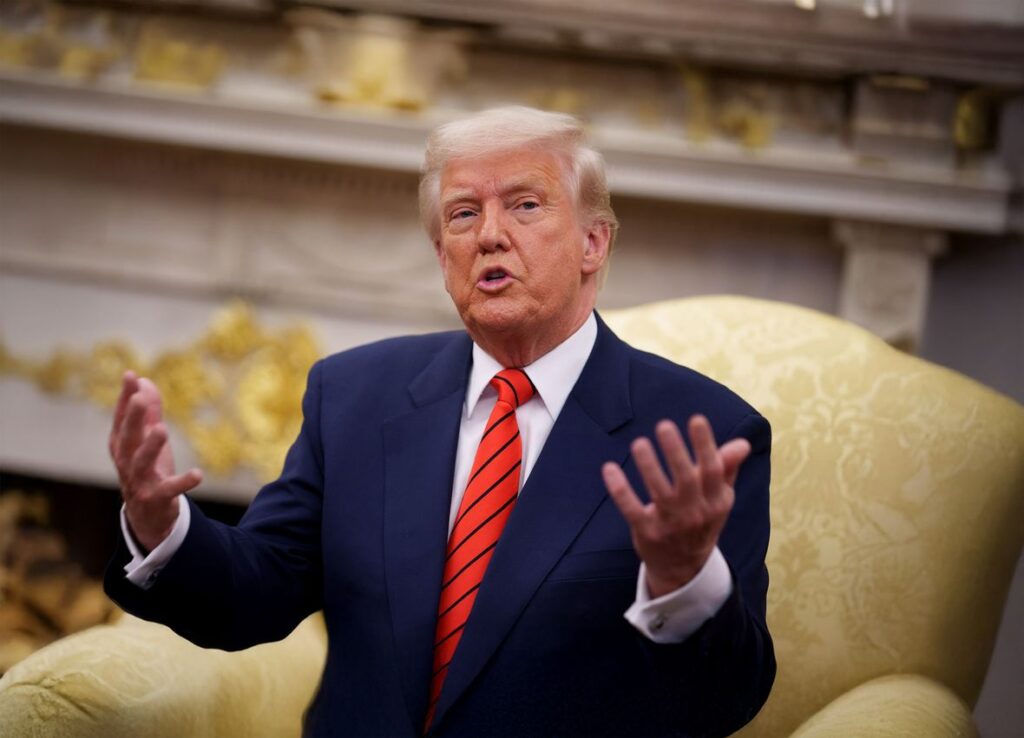 Trump Criticizes Hawley as Congressional Stock Trading Ban Advances