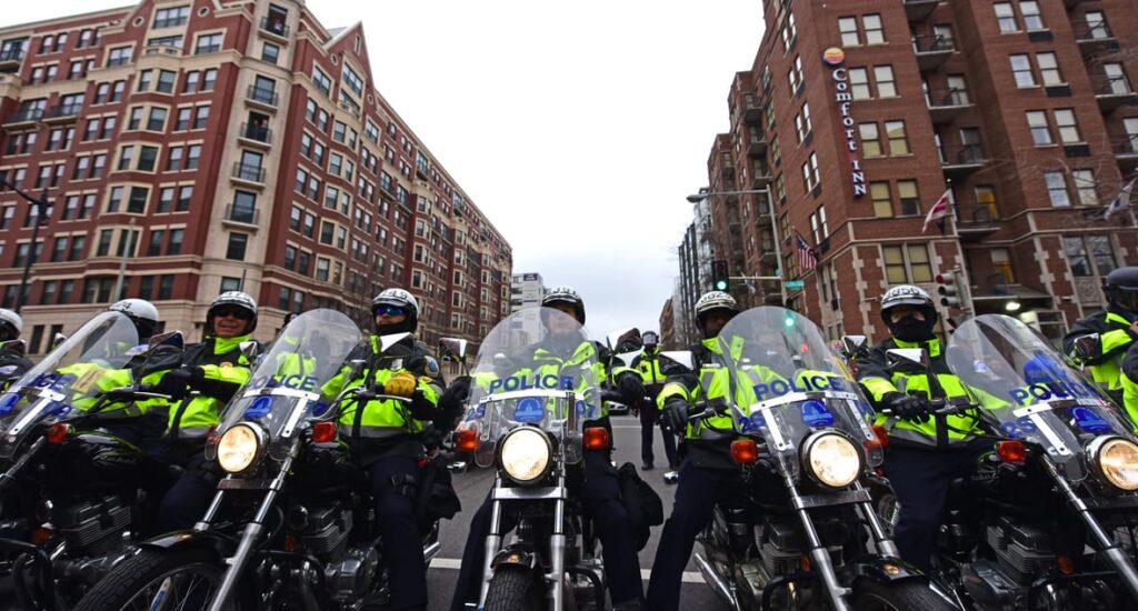 Trump Visits Police, National Guard in DC, Thanks Officers