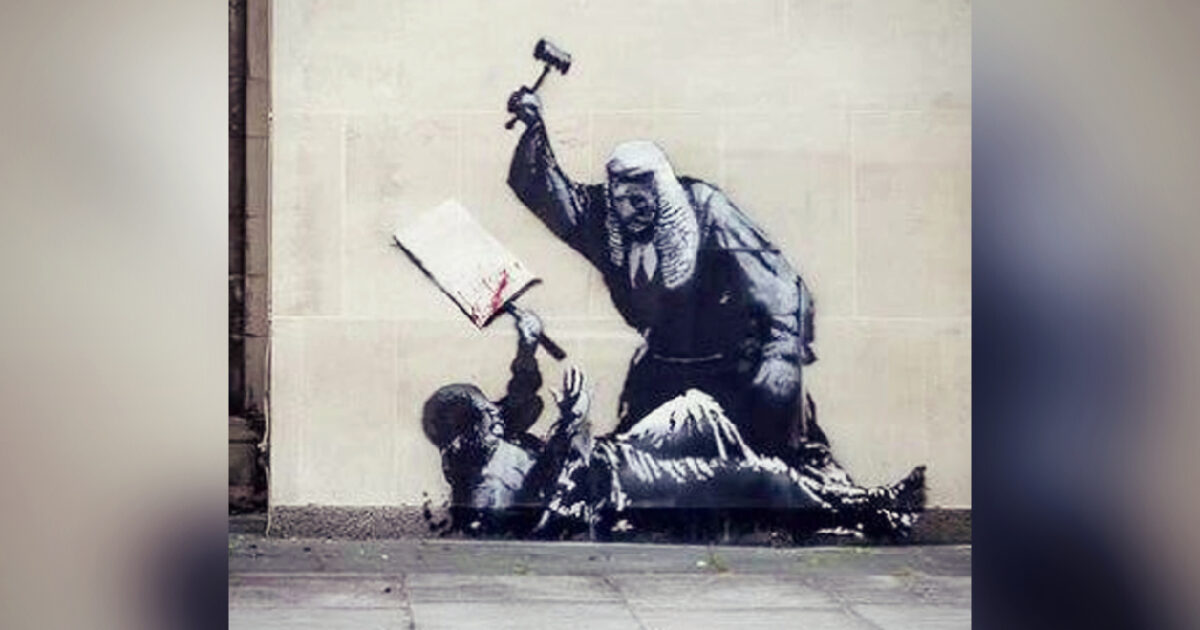 New Artwork by British Street Artist Banksy Appears on the Wall of Royal Courts of Justice, in London – Is Immediately Covered Up, as Police Weigh Charges of ‘Criminal Damage’