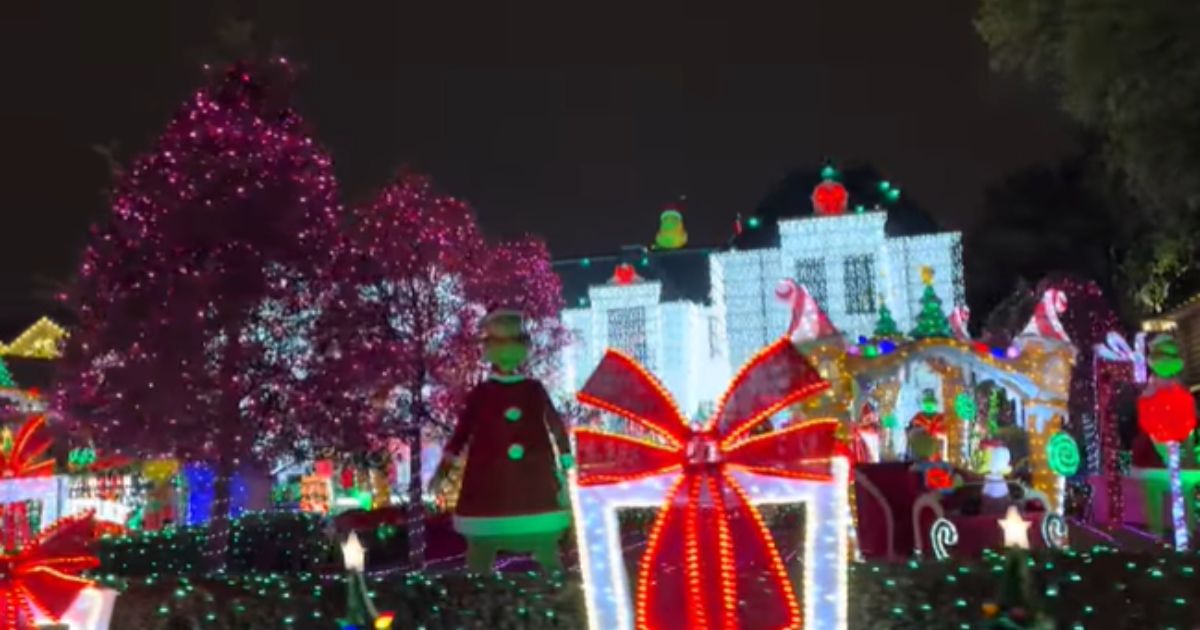 Video: This Dad’s Christmas Light Display Is So Huge It Cost ,000 in Traffic Control Alone