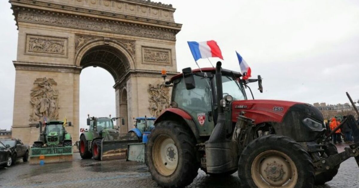 French Farmers Burst into Paris with Hundreds of Tractors to Protest Against the EU’s Mercosur Agreement that Threatens National Agriculture and Favors Globalist Interests French Farmers Burst into Paris with Hundreds of Tractors to Protest Against the EU’s Mercosur Agreement that Threatens National Agriculture and Favors Globalist Interests