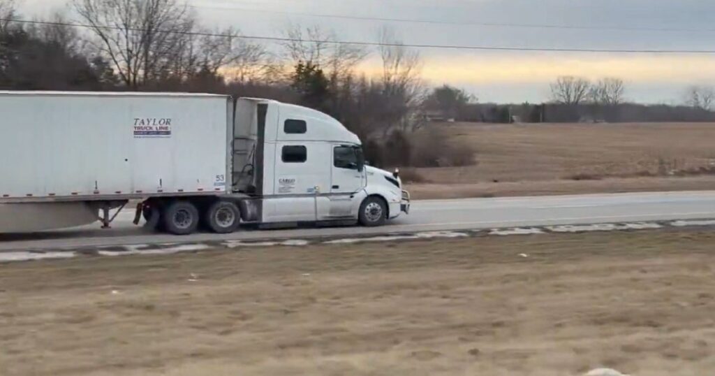 DISTURBING: (Foreign?) Semi-Truck Driver Who Can’t Read Basic Road Signs Barrels Down Missouri Highway Driving the Wrong Way – Nearly Collides with Vehicles (VIDEO)