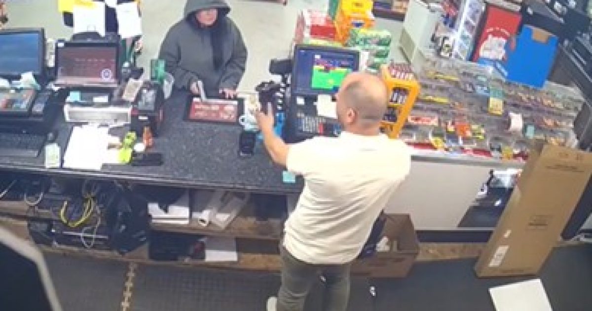 Convenience Store Clerk Pulls Off a Brilliant Trick on the Fly to Snooker Female Robber and Get Her Arrested (VIDEO) Convenience Store Clerk Pulls Off a Brilliant Trick on the Fly to Snooker Female Robber and Get Her Arrested (VIDEO)