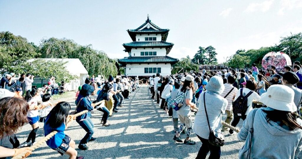CRAZY VIDEOS Show 1800 People Pulling a Japanese Castle Back in Its Place